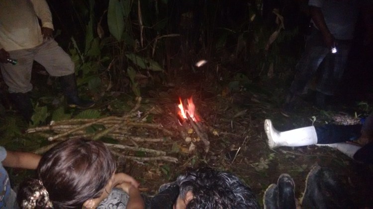 Cenando y conversando a la luz de la fogata en medio de la selva.